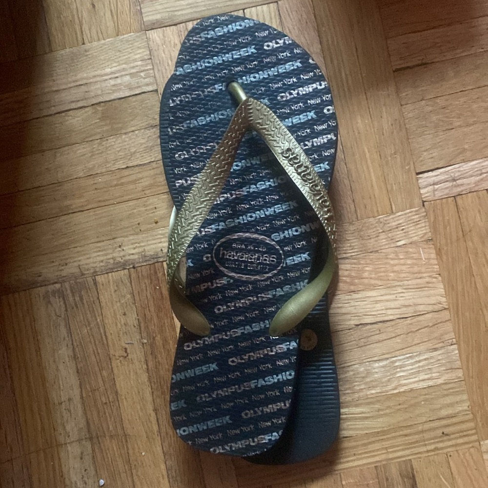 Havaianas are in box. It’s been in my shelf..